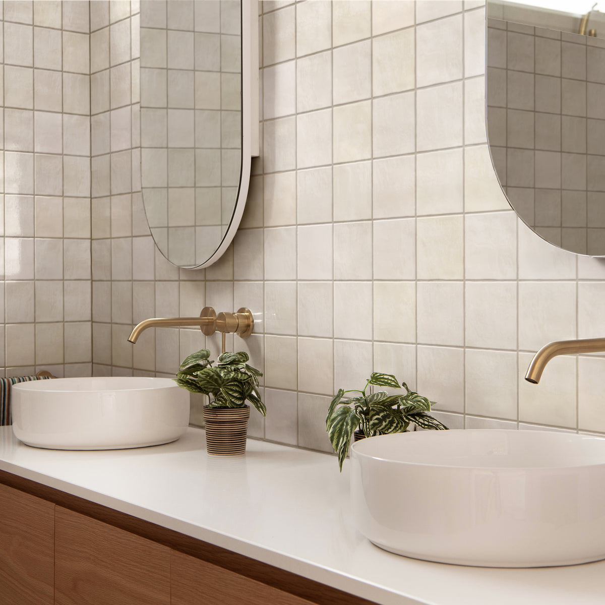 White Blend Structured Gloss Tile - lifestyle view